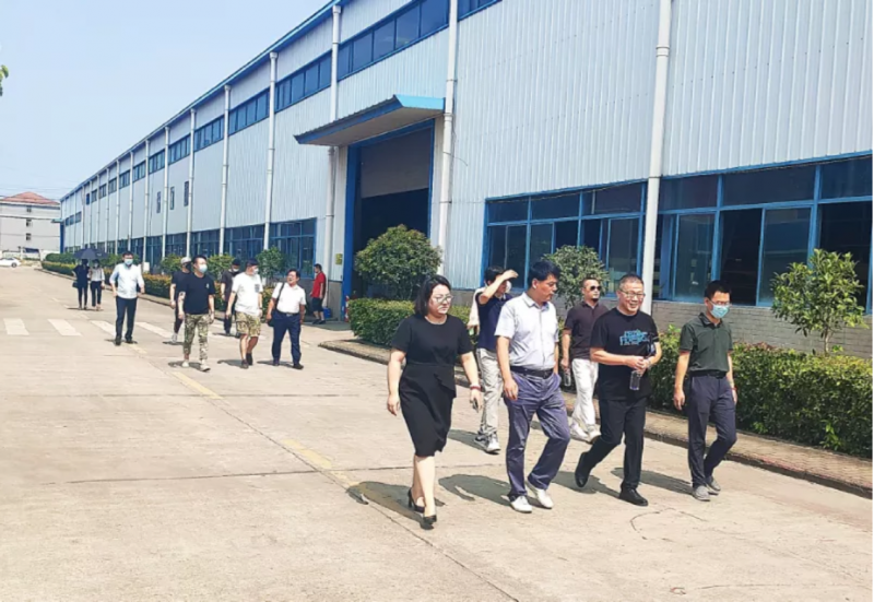 湖北亨威鋁業(yè)有限公司和全資子公司湖北南亞家居科技有限公司沈董協(xié)廠高層帶領協(xié)會領導參觀廠區(qū)